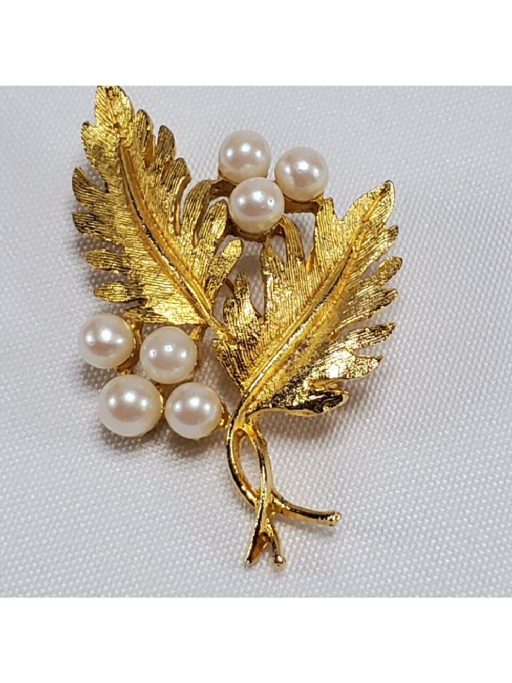 Vintage Dubarry Fifth Ave Brooch Gold Tone Pin Faux Pearl Leaf Signed DBA - Picture 3 of 7